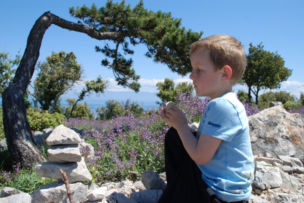 Losinj wandern - Steinmännchen säumen den Weg