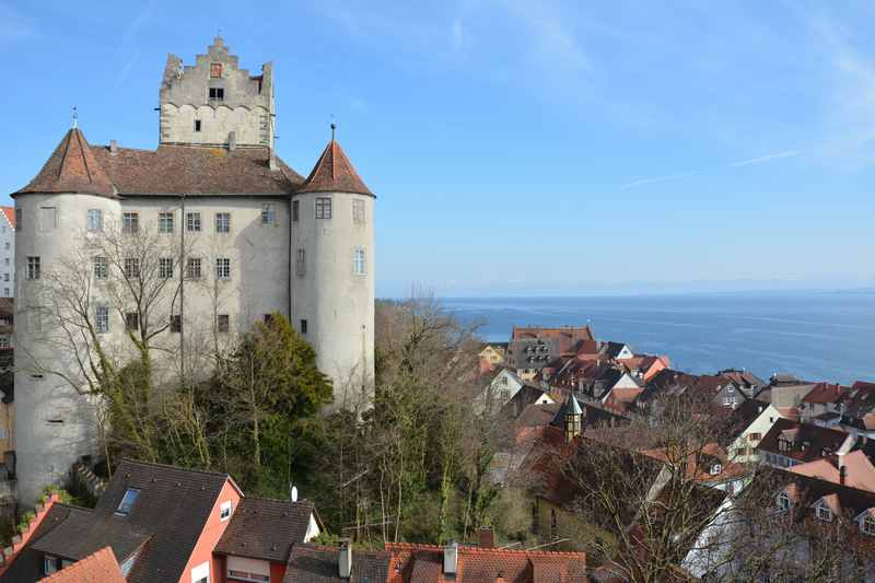 Die Meersburg mit dem Bodensee