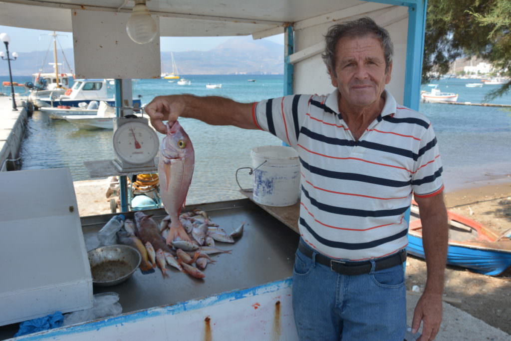 Nicht weit vom Ferienhaus auf Milos bekommst du frischen Fisch