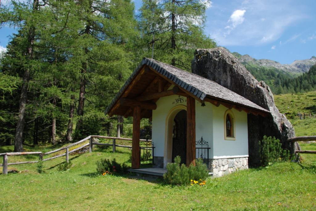 Tolle Kapelle bei der Vogeialm - mit einem riesigen Felsen