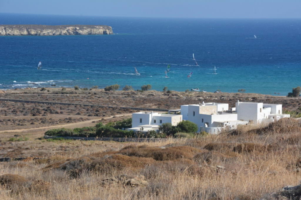 Paros Strände: Der Surferstrand "Golden Beach" von oben gesehen