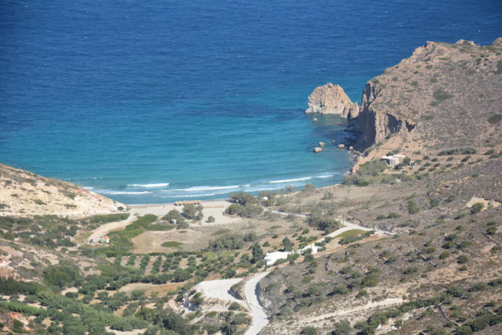 Plaka Milos: Der Blick von oben auf den Strand