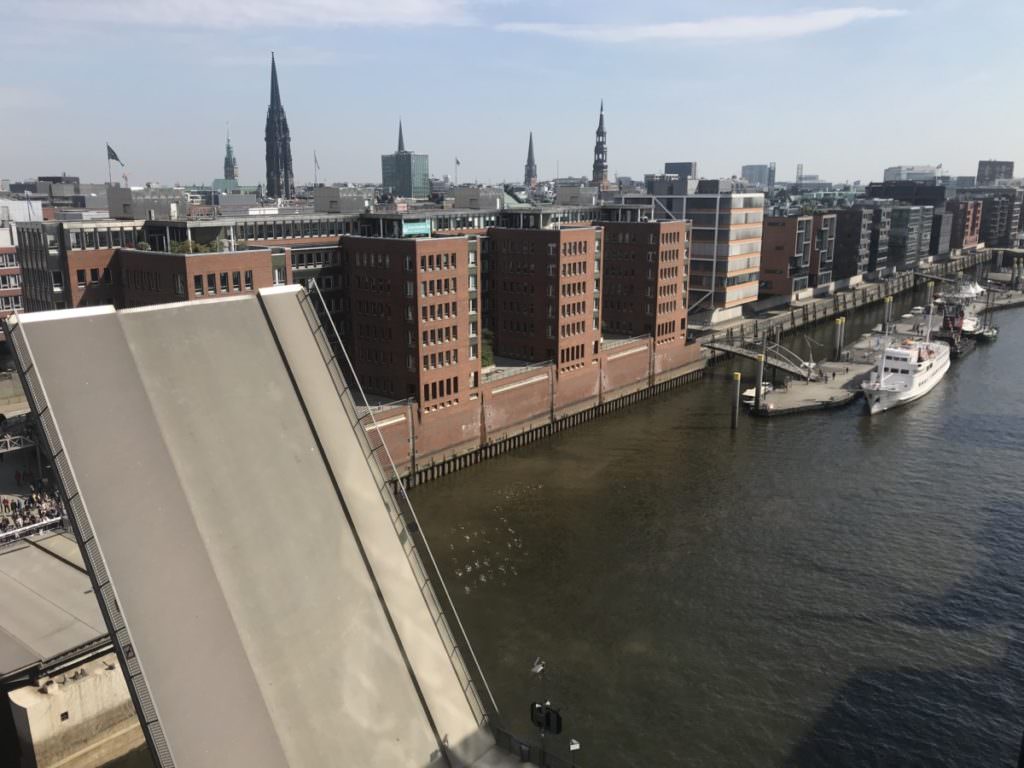 Ausblick auf die Hafencity und die Stadt Hamburg
