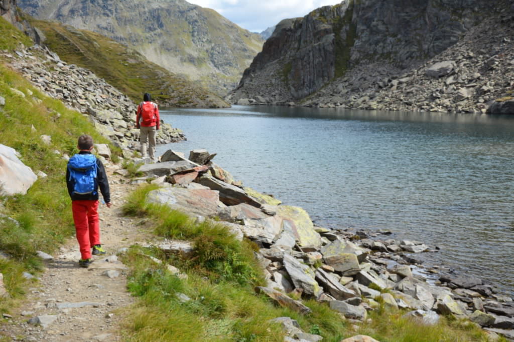 Rheinquelle wandern - am Tomasee entlang