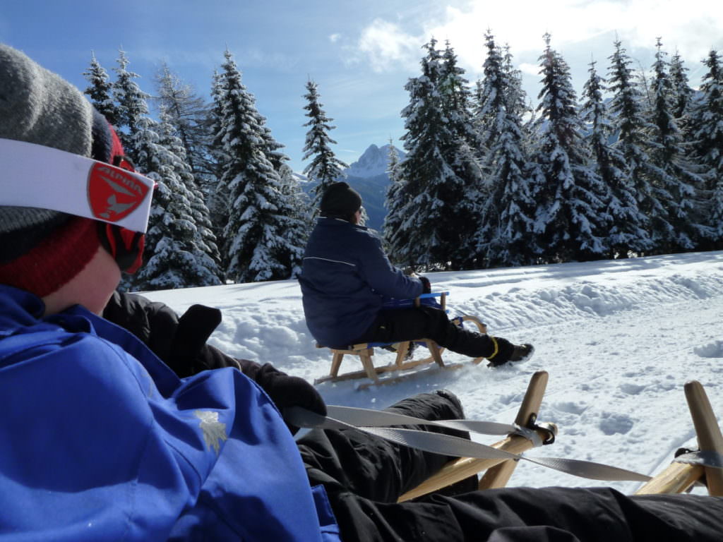 Rodeln Südtirol - ein Wintertraum mit Kindern im Schnee