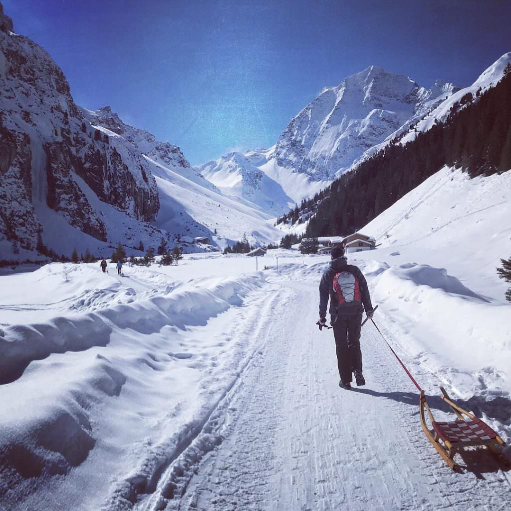 Rodeln in den Bergen: Tolle Winterstimmung und schöne Rodelhütten an der Rodelbahn im Winter  