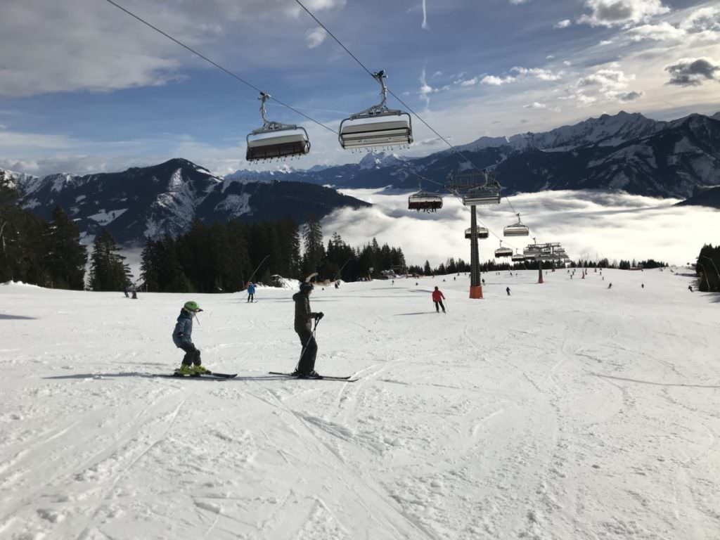 Viel Spaß beim Skifahren mit Kindern in Österreich! 
