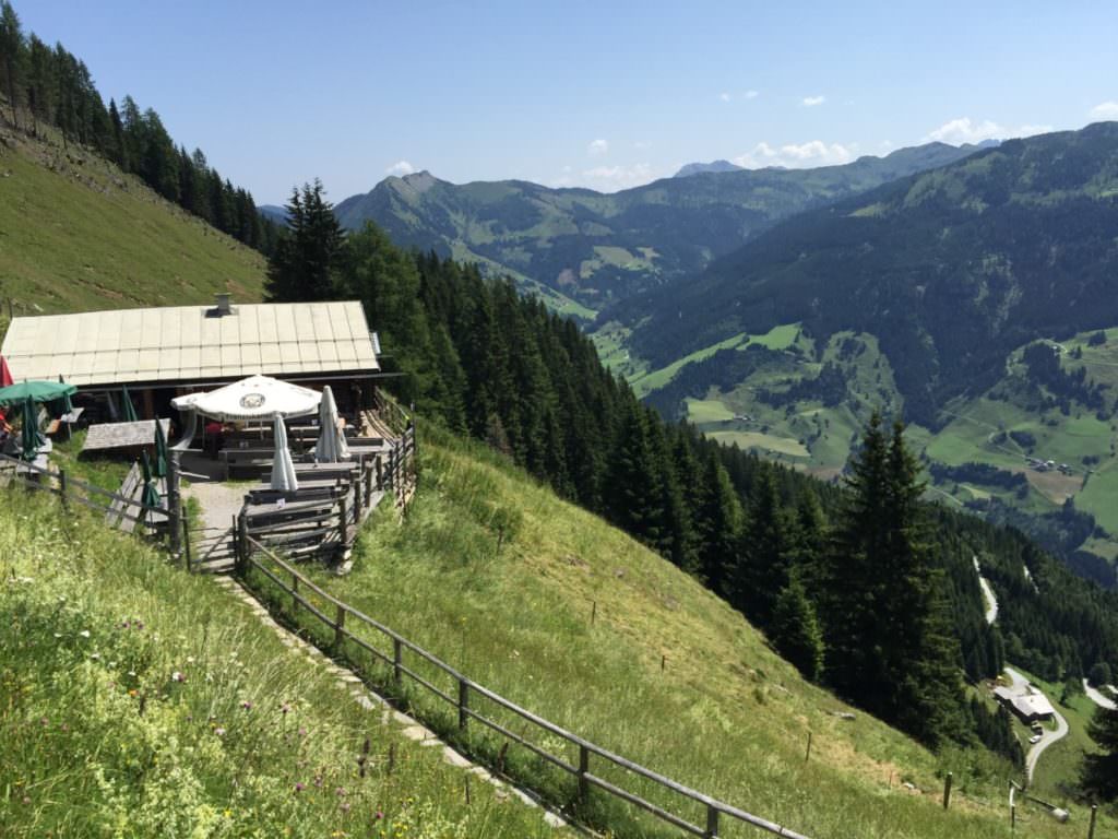 Das ist die Viehhausalm mit dem Ausblick auf die Berge