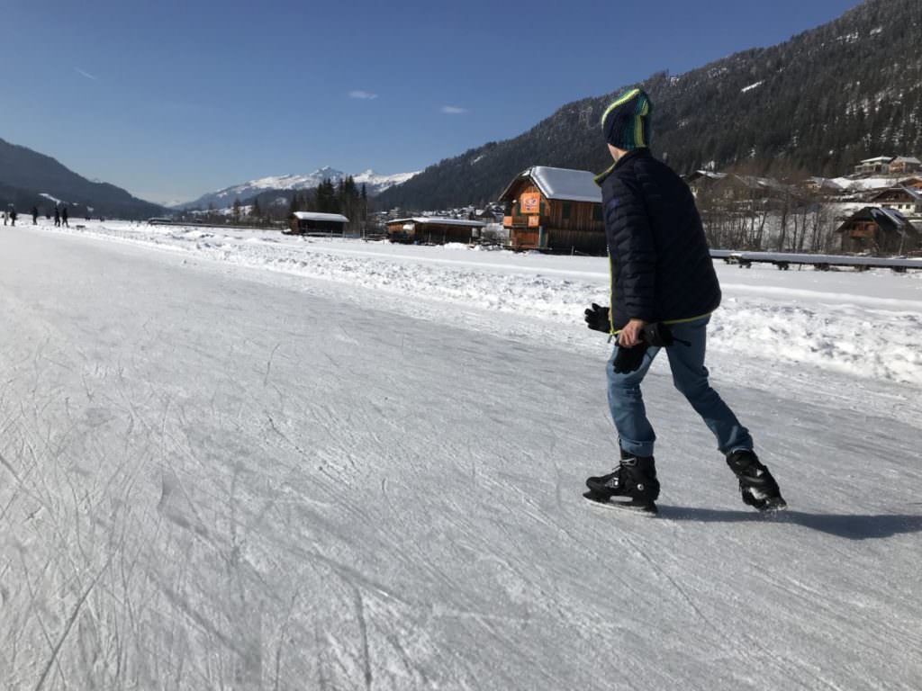 Am Weissensee eislaufen macht Spaß - kilometerlanges Natureis und Winteridylle