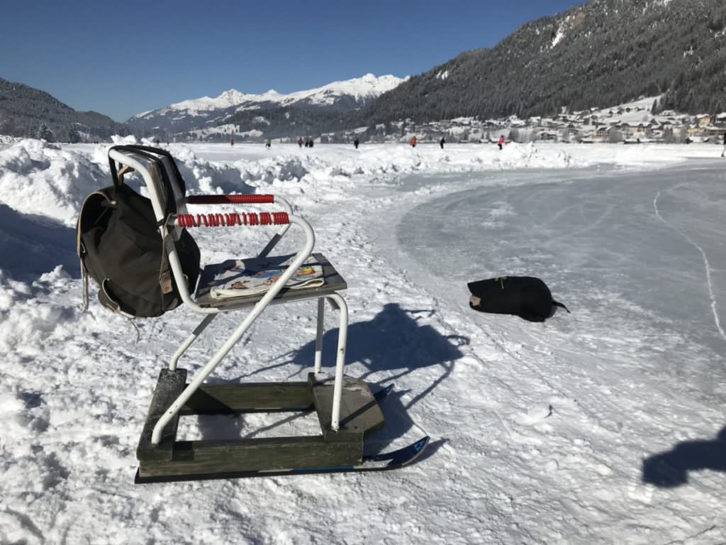 Am Weissensee eislaufen - mit Stuhl und Ski als Kufen?
