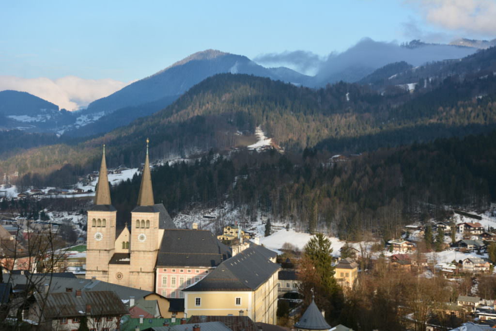 Winterwandern Bayern in Berchtesgaden: Das ist der Blick vom Soleweg auf den Ort und die Berge