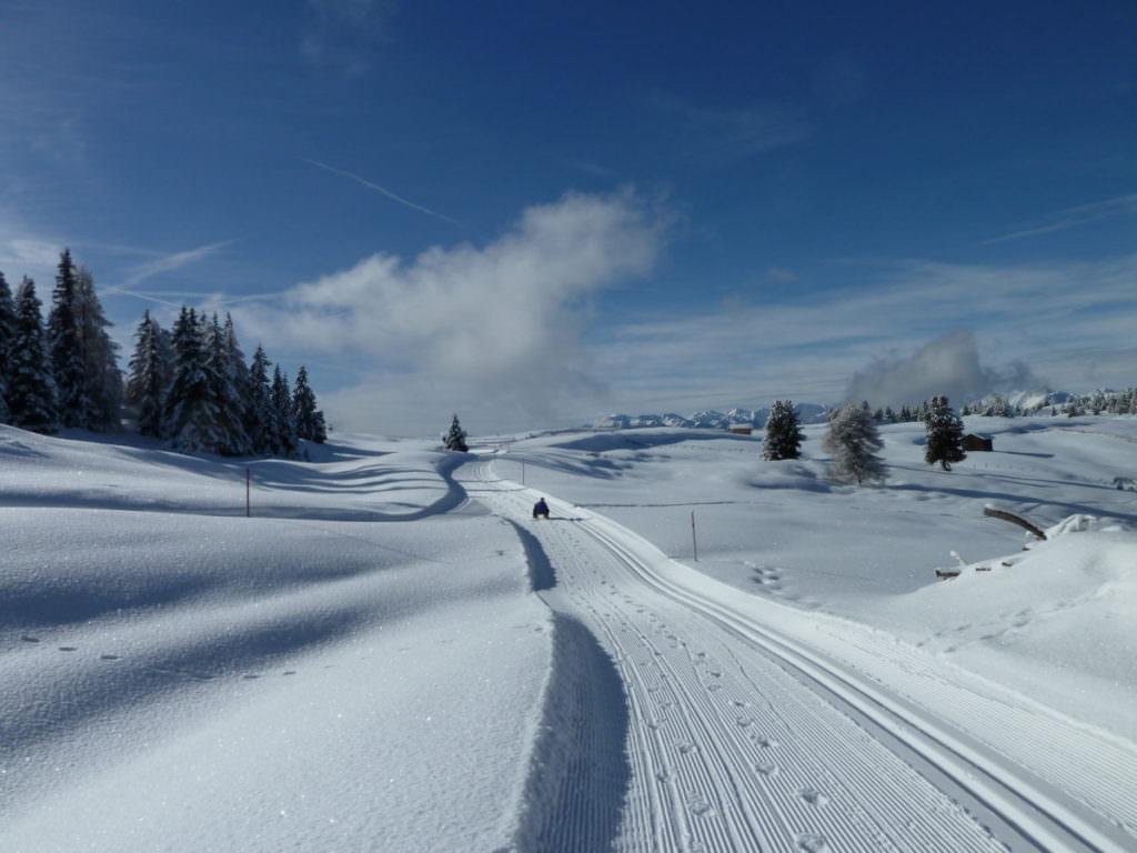 Winterwanderung mit Kindern - auf einem präpariertem Weg im Schnee