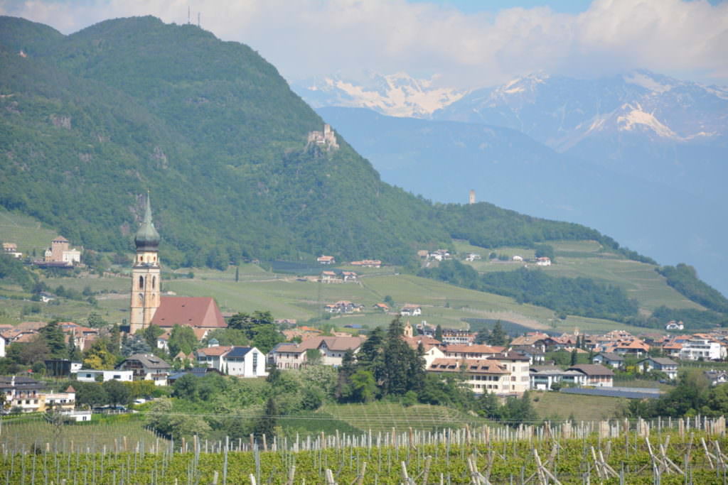 Burgenwanderung Eppan - Blick über den Ort auf die Burgen und die Berge