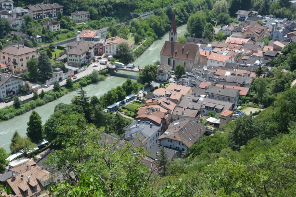 Der Blick vom Kloster Säben auf den Ort Klausen