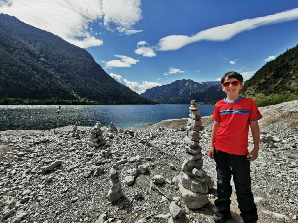 Kinderhohe Steinmännchen bei unserem Achensee Ausflug mit Kindern