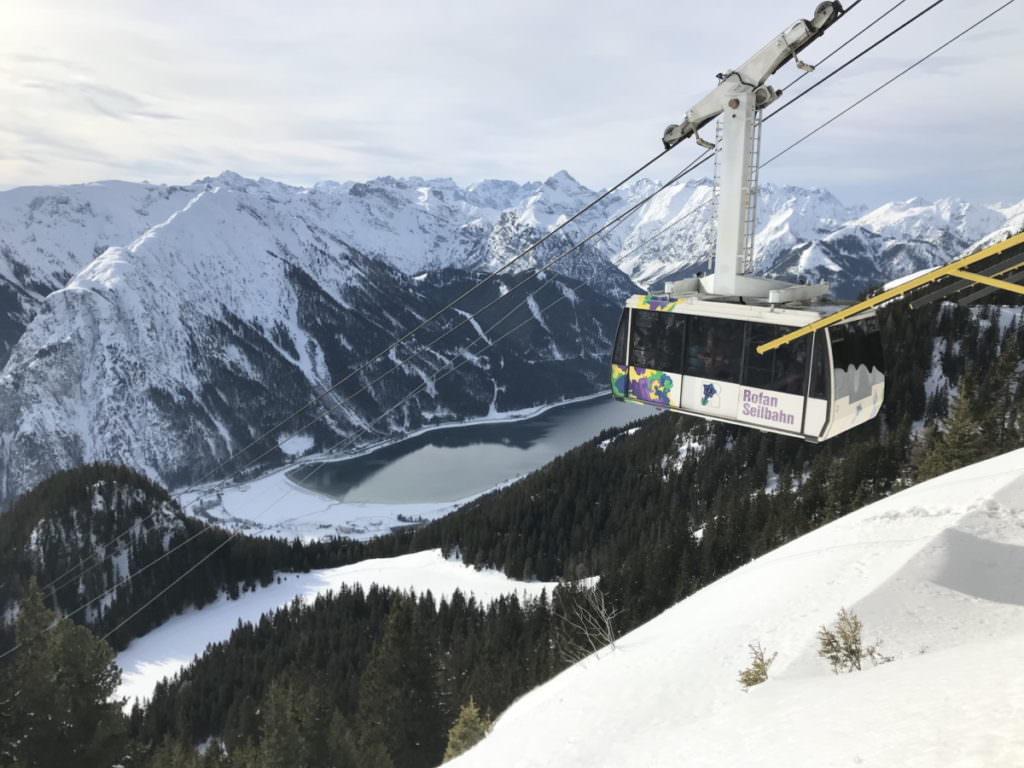 Am Achensee Skifahren mit Kindern - mit der Rofan Seilbahn gehts hinauf in die Sonne