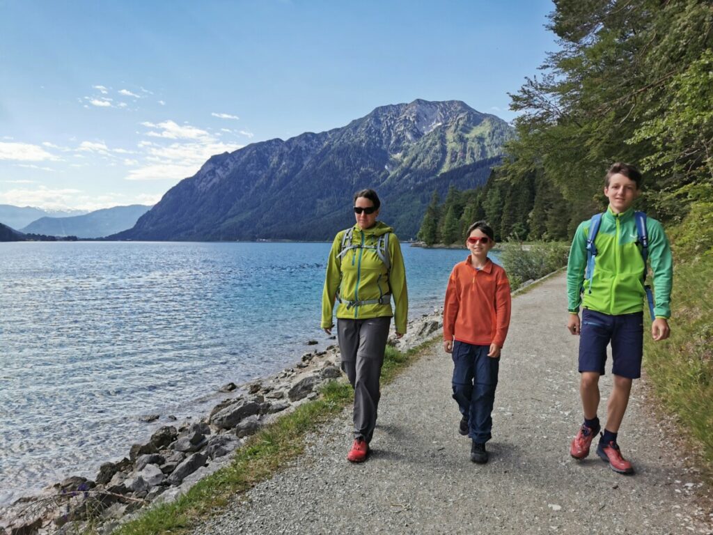 Vor der Achensee Schifffahrt: Von Pertisau direkt am Achensee wandern mit Kindern