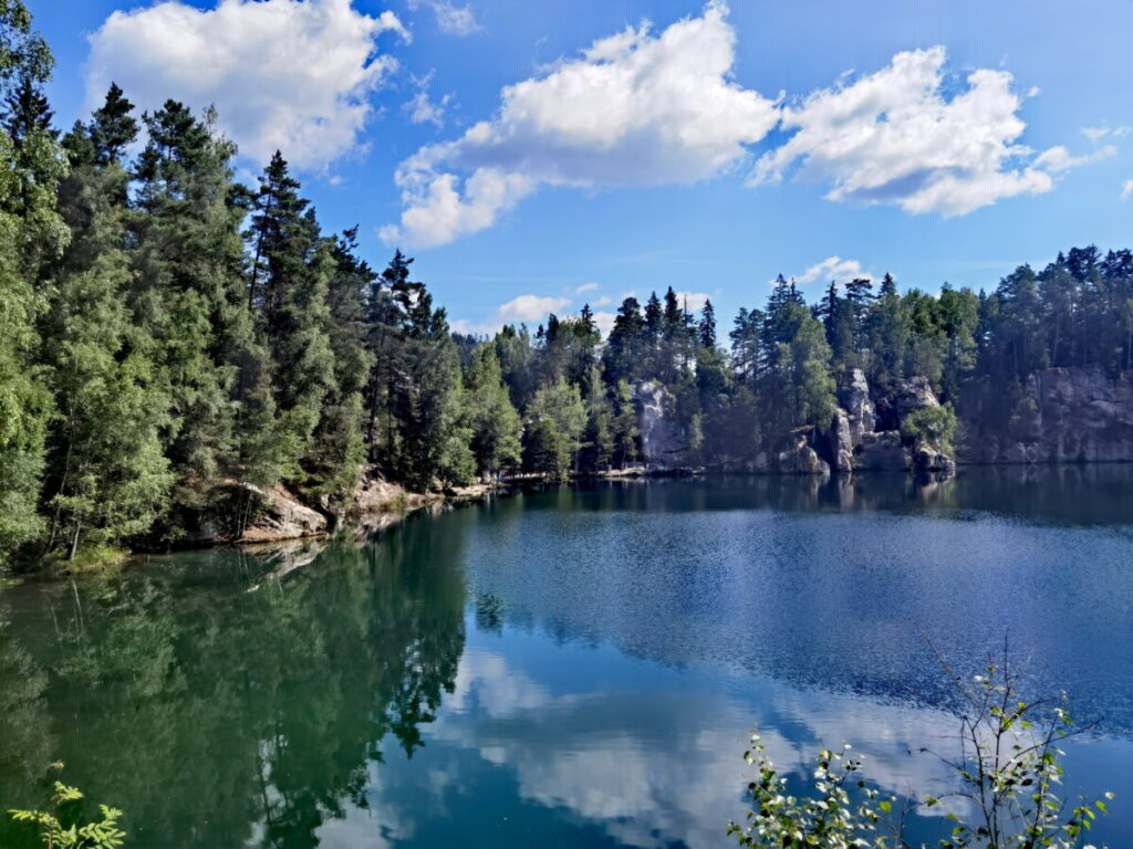 Adersbacher Felsenstadt See - gleich am Eingang, ein Rundweg führt um den See