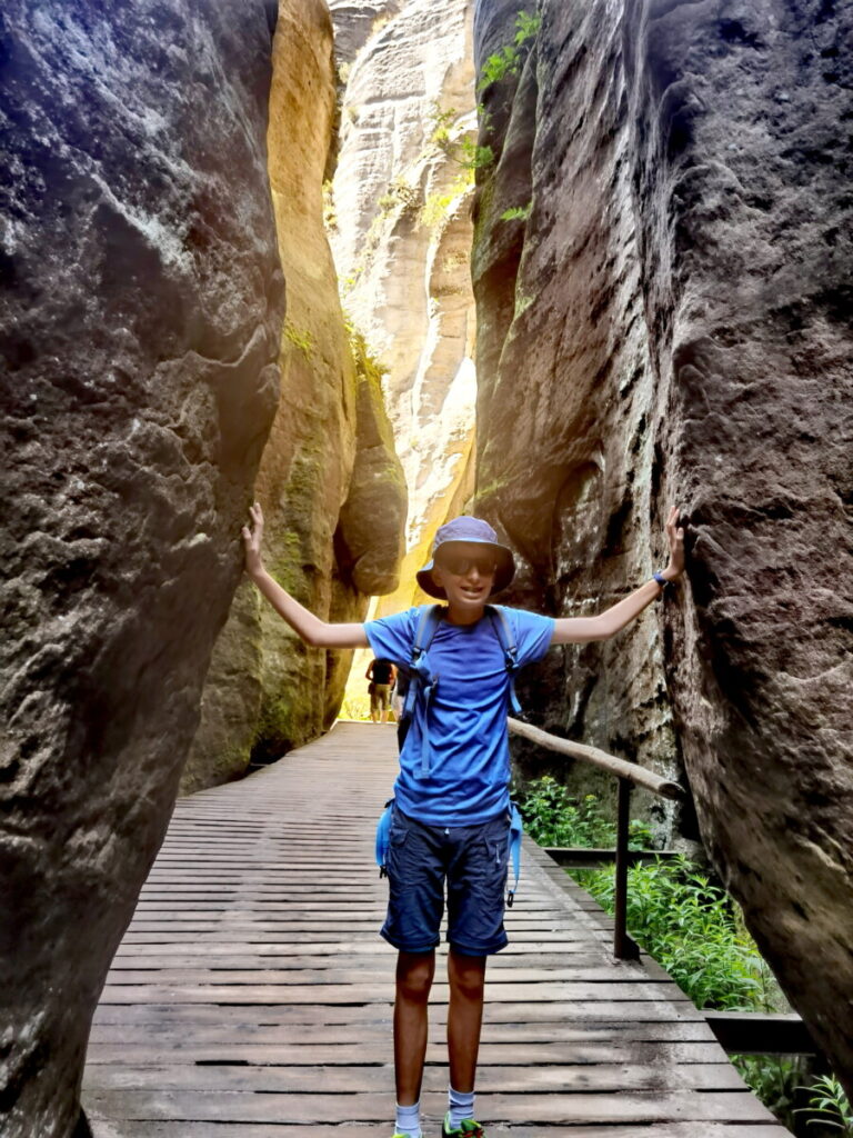 Adersbacher Felsenstadt mit Kindern - ein riesiges Erlebnis zwischen den schmalen Felsen