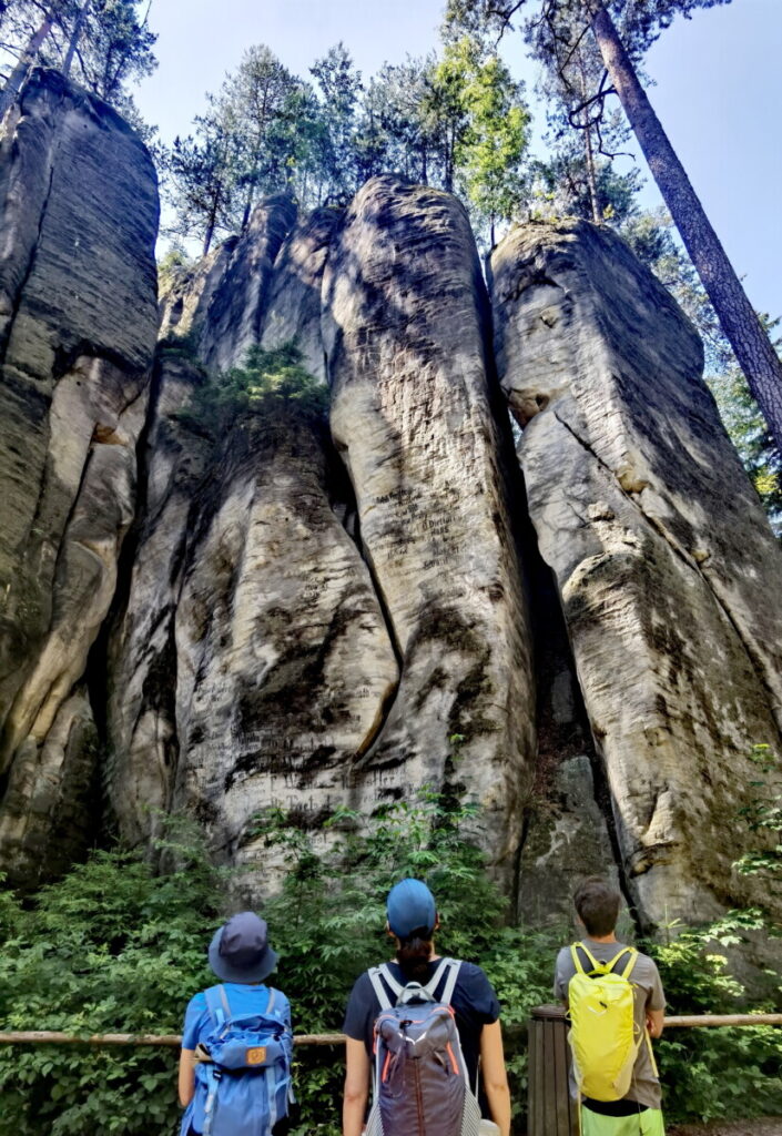 Durch die meterhohen Felsen der Adersbacher Felsenstadt wandern und staunen