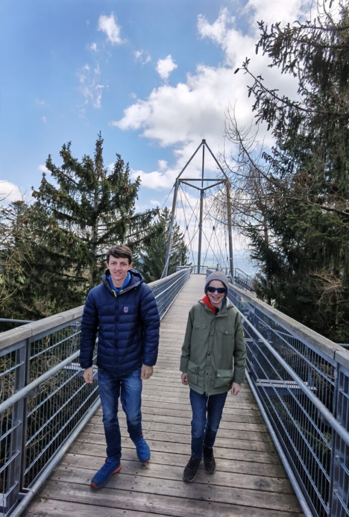 Oben auf dem Skywalk Allgäu wandern wir zwischen den Baumwipfeln