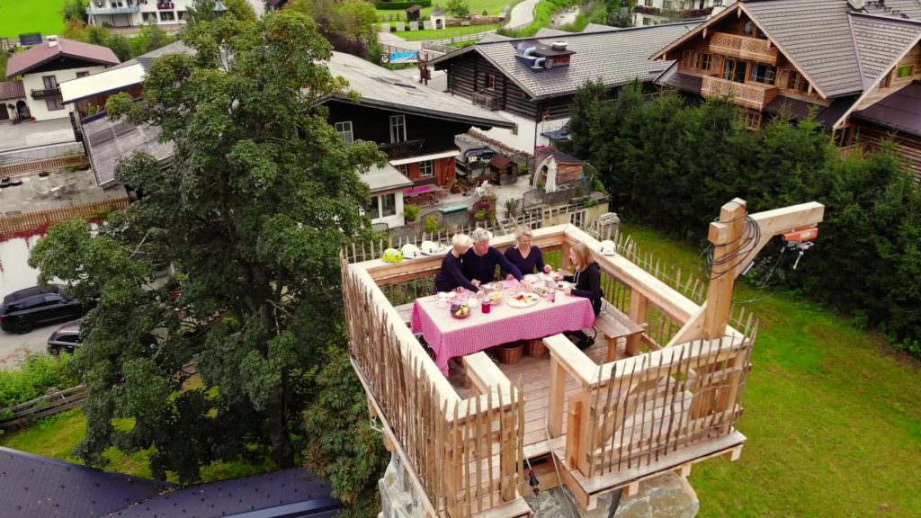 Almdorf Almlust in Flachau - Frühstück in luftiger Höhe am Klettersteig über den Dächern