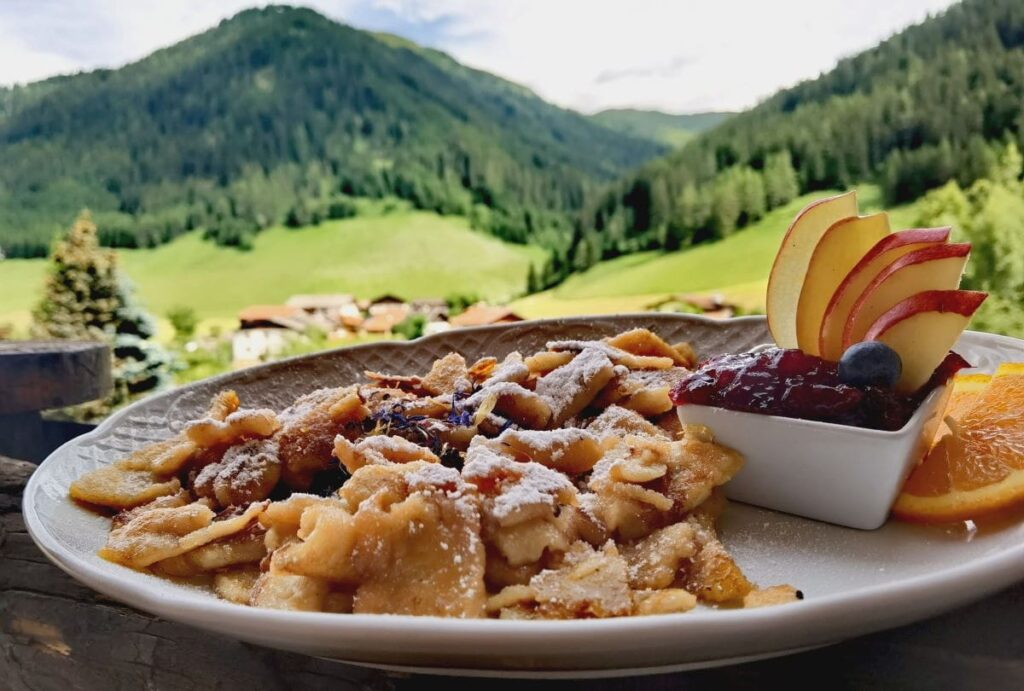 Das ist der traumhafte Kaiserschmarrn in Almis Berghotel im Obernbergtal