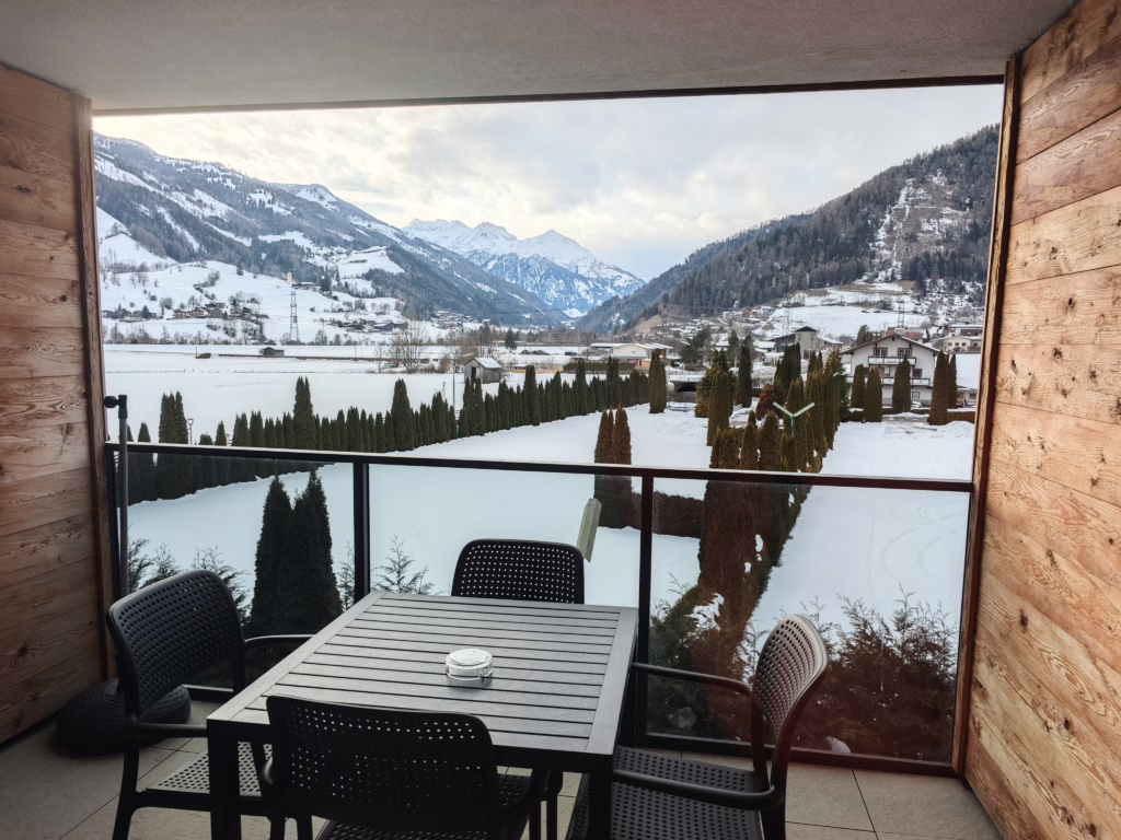 Ausblick vom Balkon der AlpenParks Apartments Montana auf die verschneiten Berge