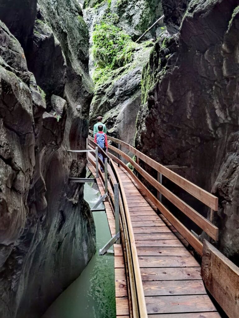 Das ist der Weg durch das Alploch - uns hat die imposante Alplochschlucht gefallen