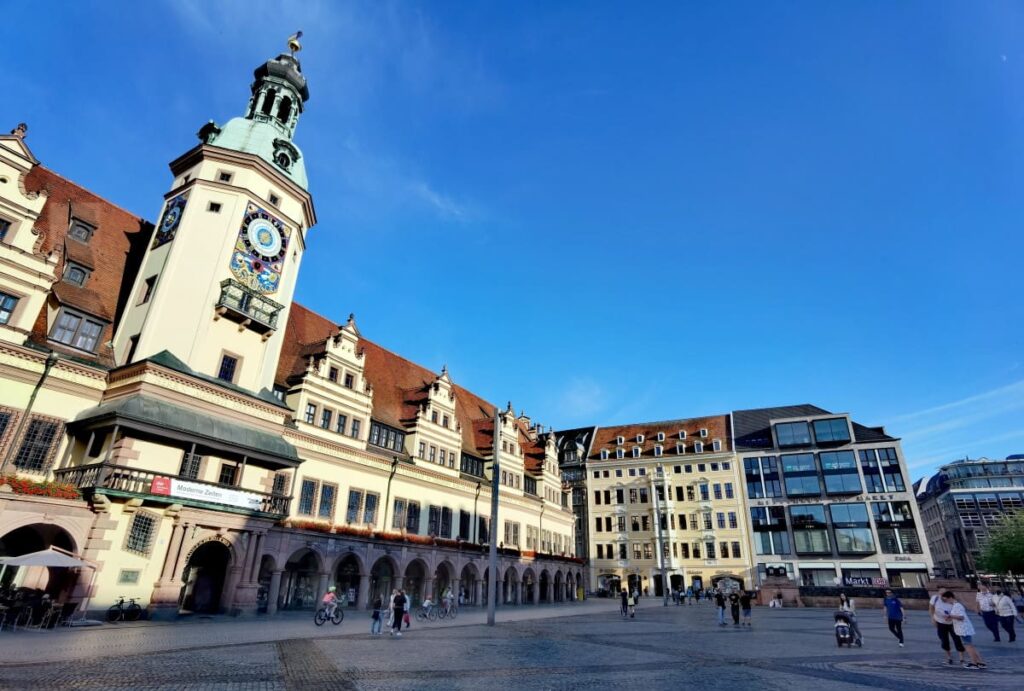 Vor dem Alten Rathaus in Leipzig mit Kindern - beachte die Ziffern der Uhr und finde den Fehler...