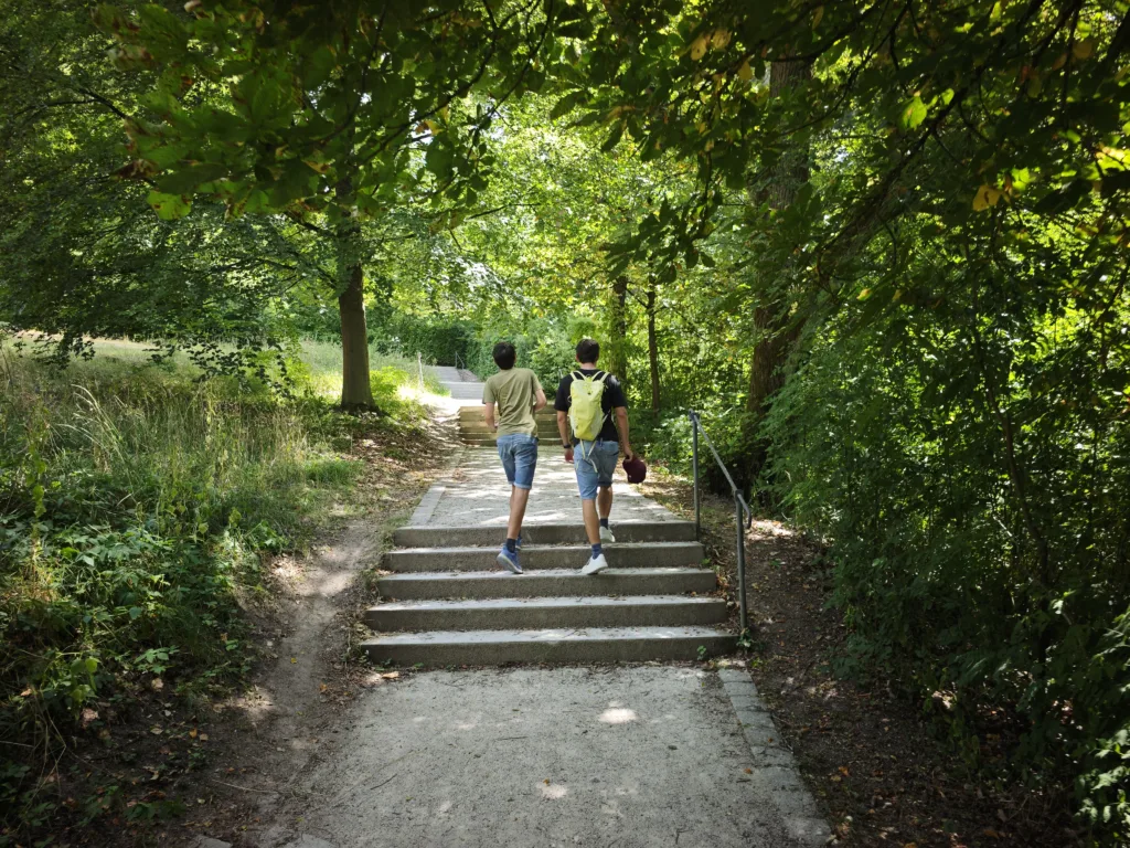 Familienurlaub Coburg mit Kindern - durch den Hofgarten in Richtung Veste