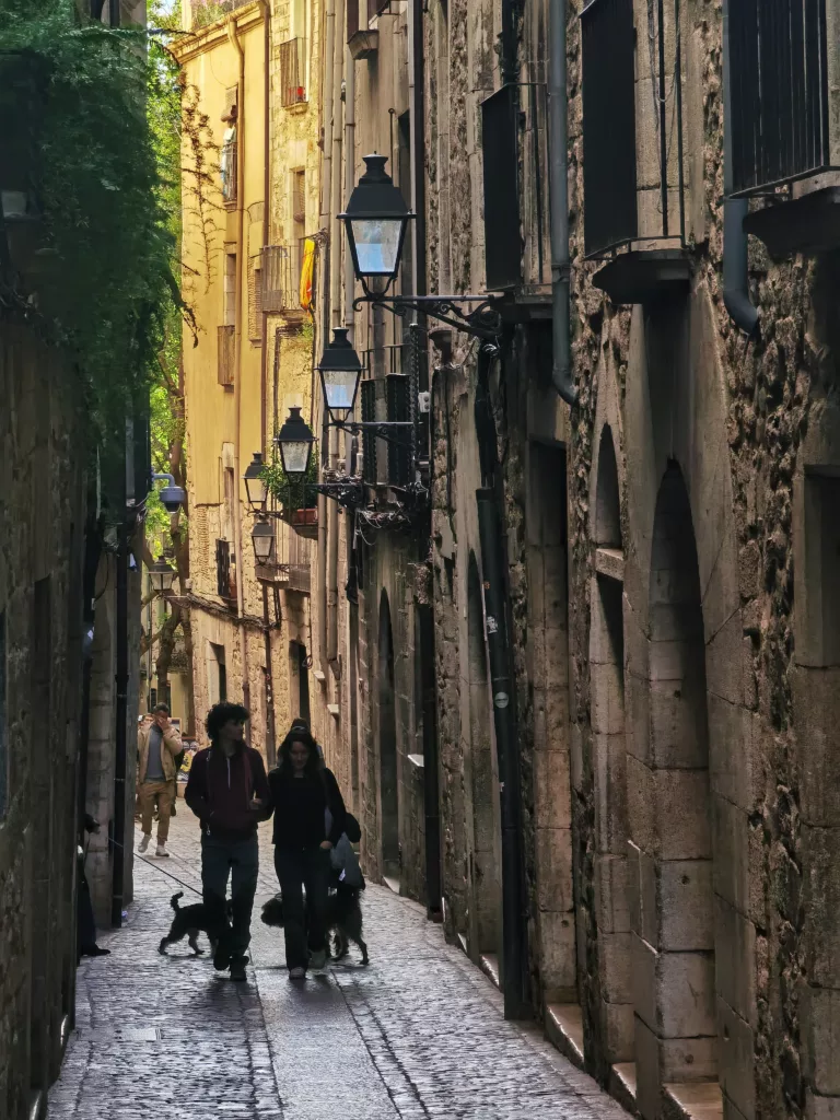 Mittelalerliche schmale Gassen prägen die Altstadt von Girona