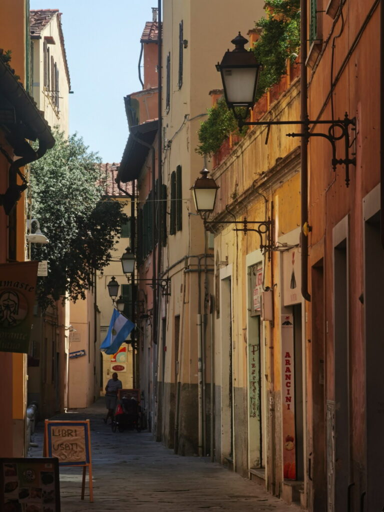 Entdecke unbedingt die historische Altstadt Pisa mit den kleinen Gassen