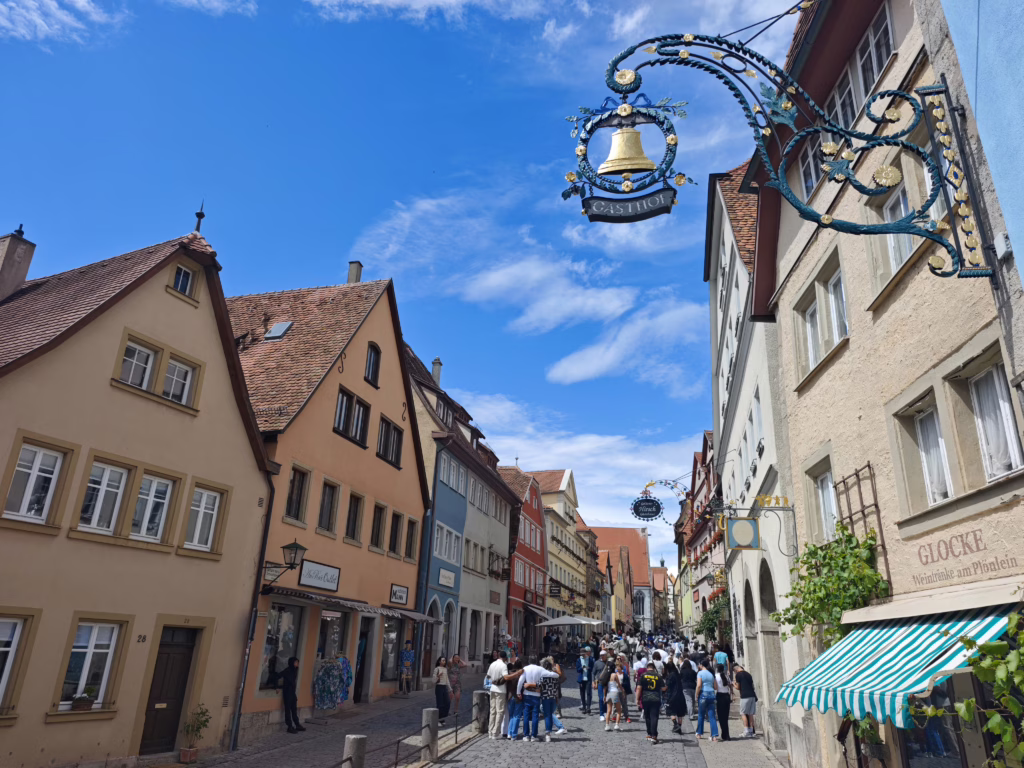 Im Herzen der Altstadt von Rothenburg ob der Tauber mit Kindern