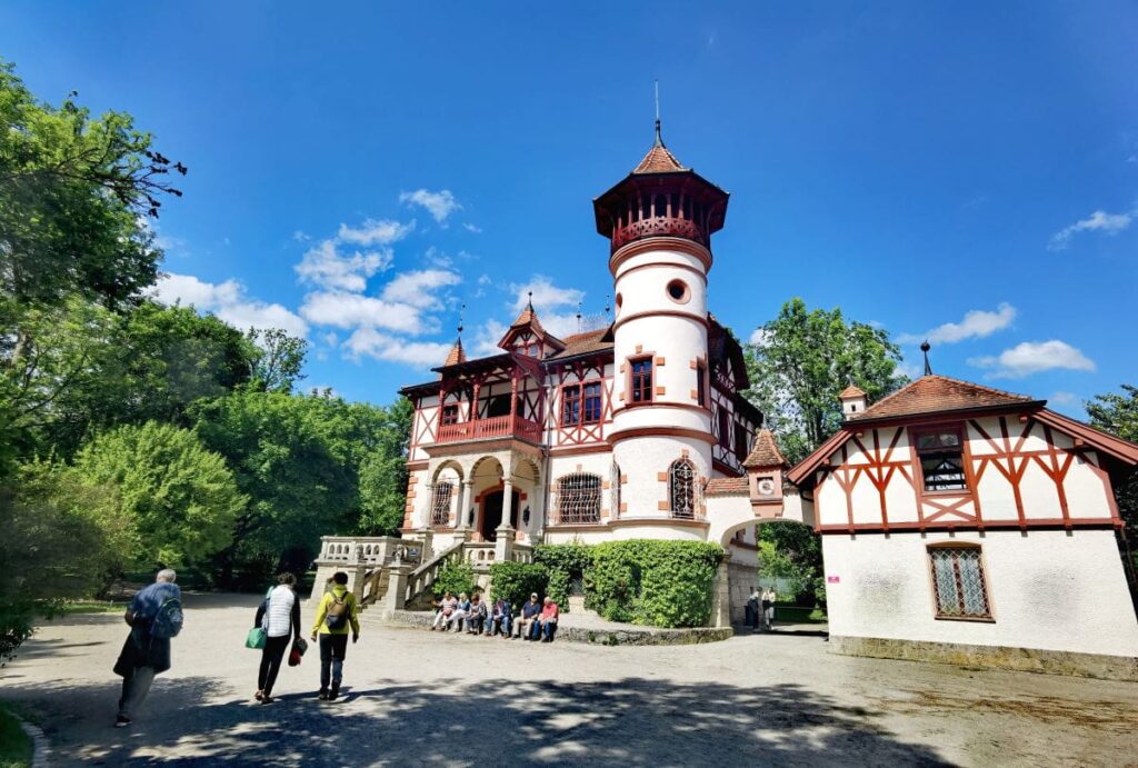 An der Seepromenade am Ammersee kommst du auch zum Kurparkschlösschen