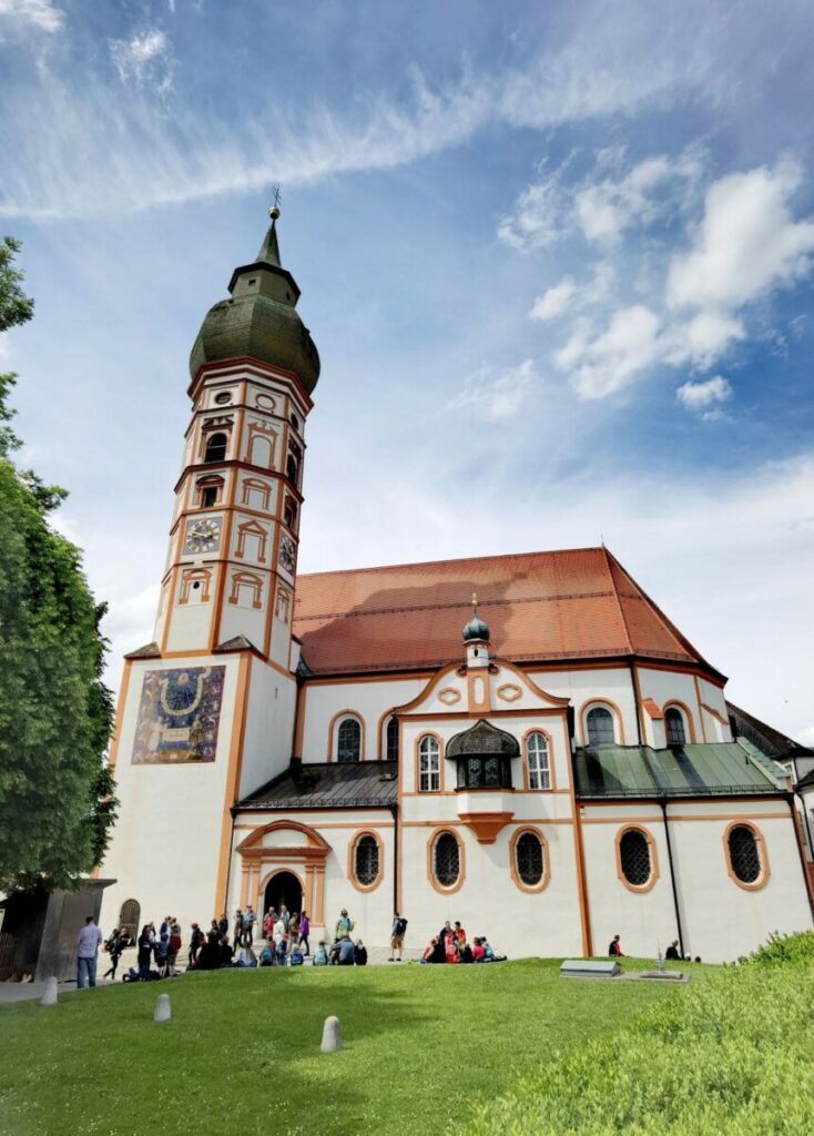 Blick auf die Wallfahrtskirche am heiligen Berg in Andechs