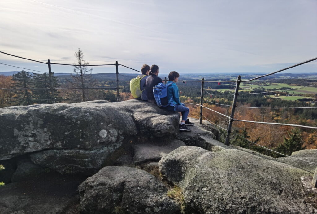 Mit viel Weitblick im Fichtelgebirge wandern: Die Aussicht auf dem Arnsteinfelsen