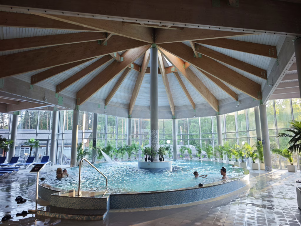 Das große Bad im Atostogų Parkas Hotel mit warmen Becken, Schwimmbecken und Bernsteinsauna
