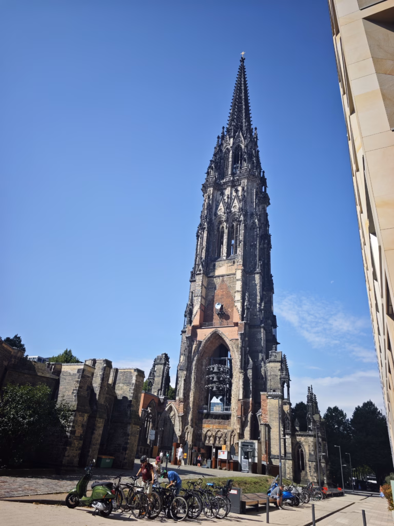 Ausflüge Hamburg mit Kindern - auf den Kirchturm St. Nikolai mit einer grandiosen Aussicht