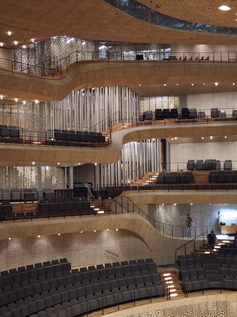Ausflug in Hamburg mit Kindern in den großen Konzertsaal der Elbphilharmonie