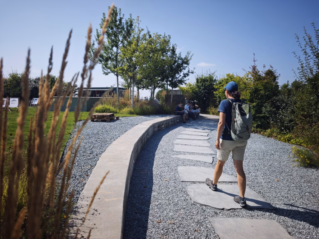 Der Bergpfad führt dich hinauf zu diesem Garten auf dem Dach