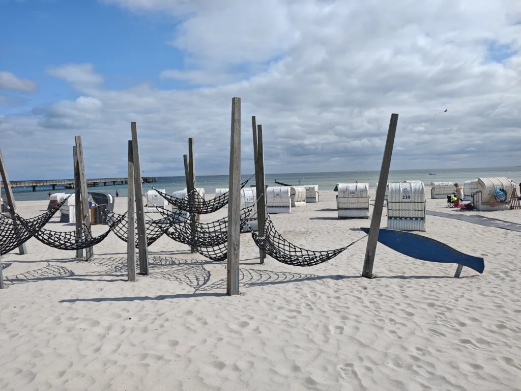 Perfekt in Großenbrode mit Kindern: Ein richtig toller Spielplatz direkt am zentralen Strand
