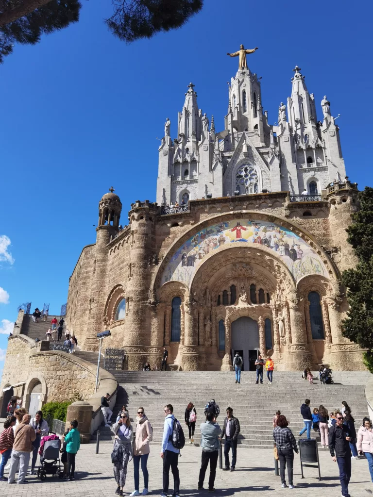 Besuch am Tibidabo in Barcelona mit Kindern - direkt bei der Kirche ist ein großer Freizeitpark
