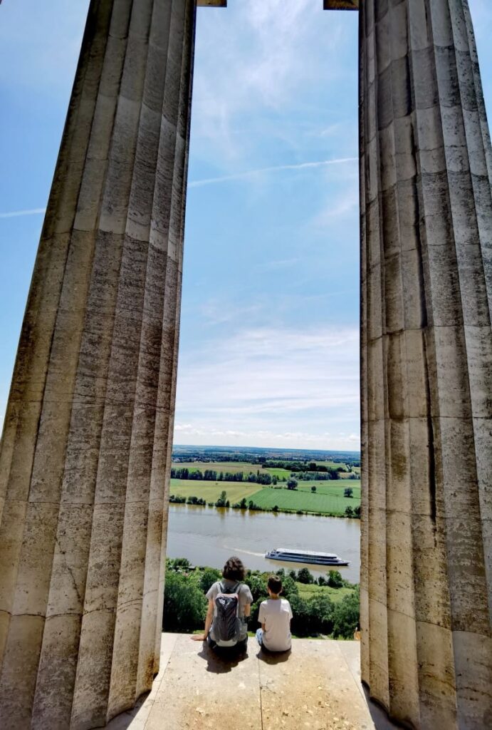 Kostenlose Ausflugsziele Bayern mit Kindern - auf der Walhalla sitzen und die Schiffe auf der Donau beobachten