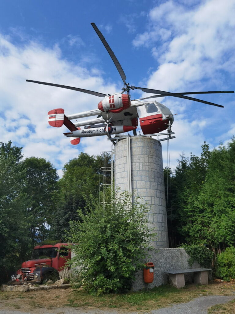 Zusätzliche Ausflugsziele im Fichtelgebirge mit Kindern, wie hier am Eingang ins Fahrzeugmuseum in Fichtelberg