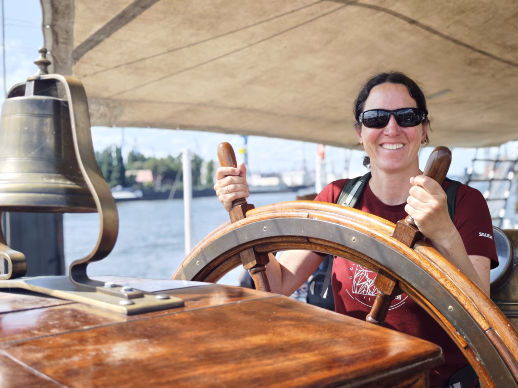 Oben auf dem Schiff kannst du bei diesem Ausflug in Hamburg mit Kindern auch einmal Kapitän sein