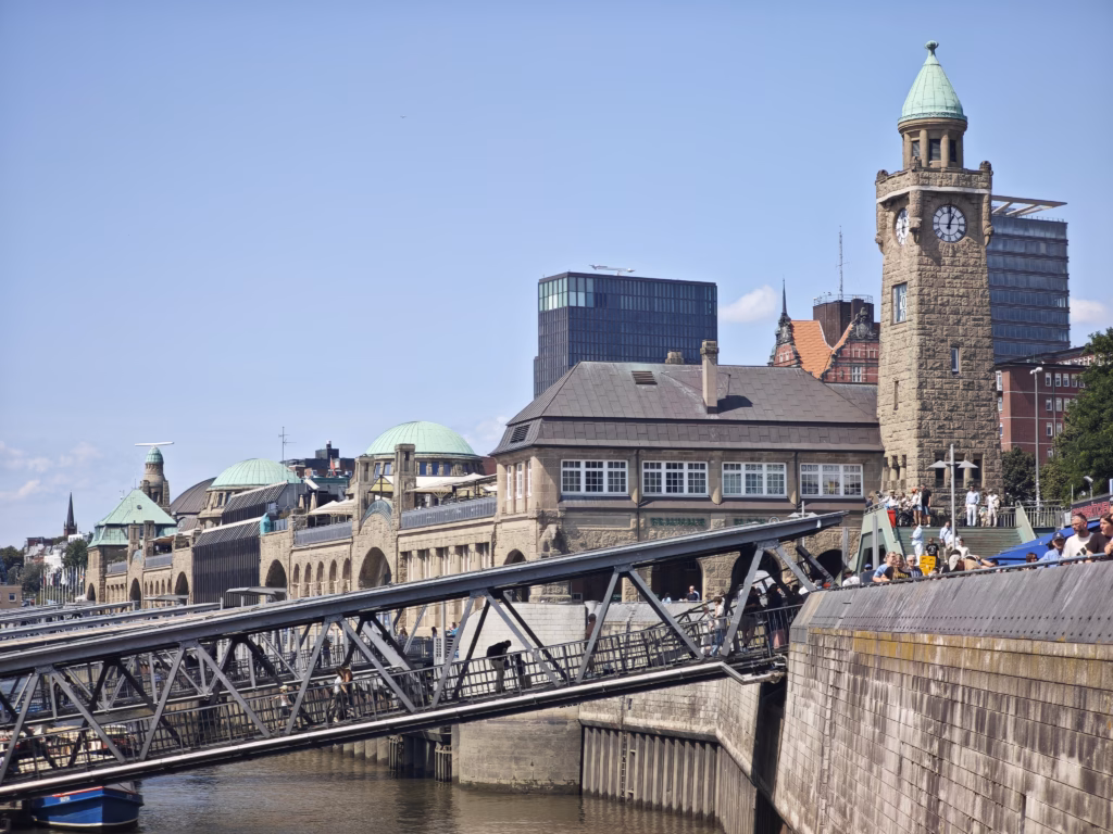 Von der Jan Fedder Promenade führen die Stege hinunter auf die Pontons