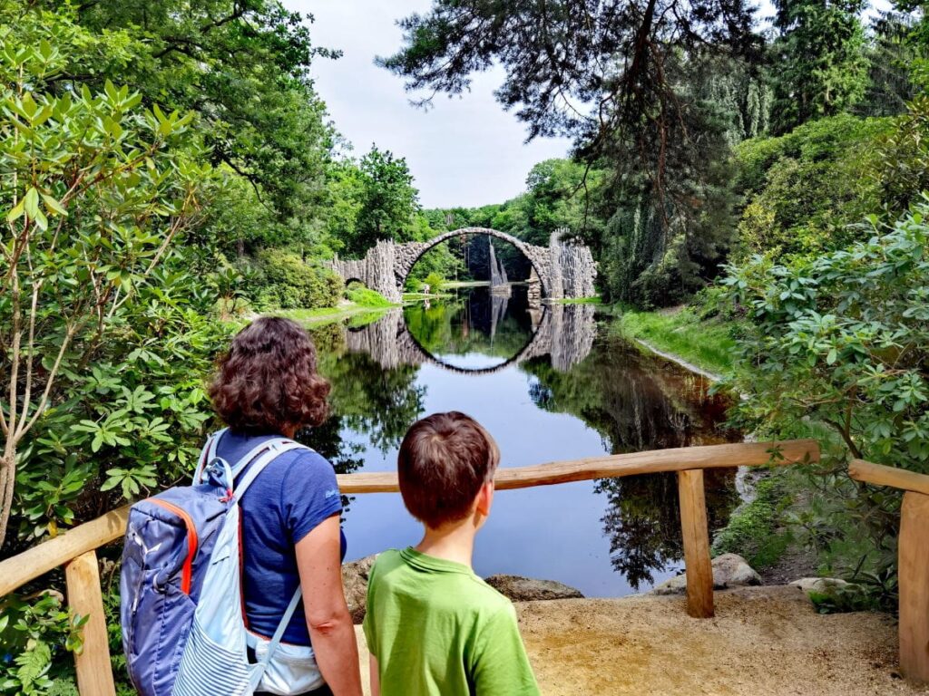 Ausflugsziele Oberlausitz mit Kindern: Die bekannte Rakotzbrücke im Park Kromlau