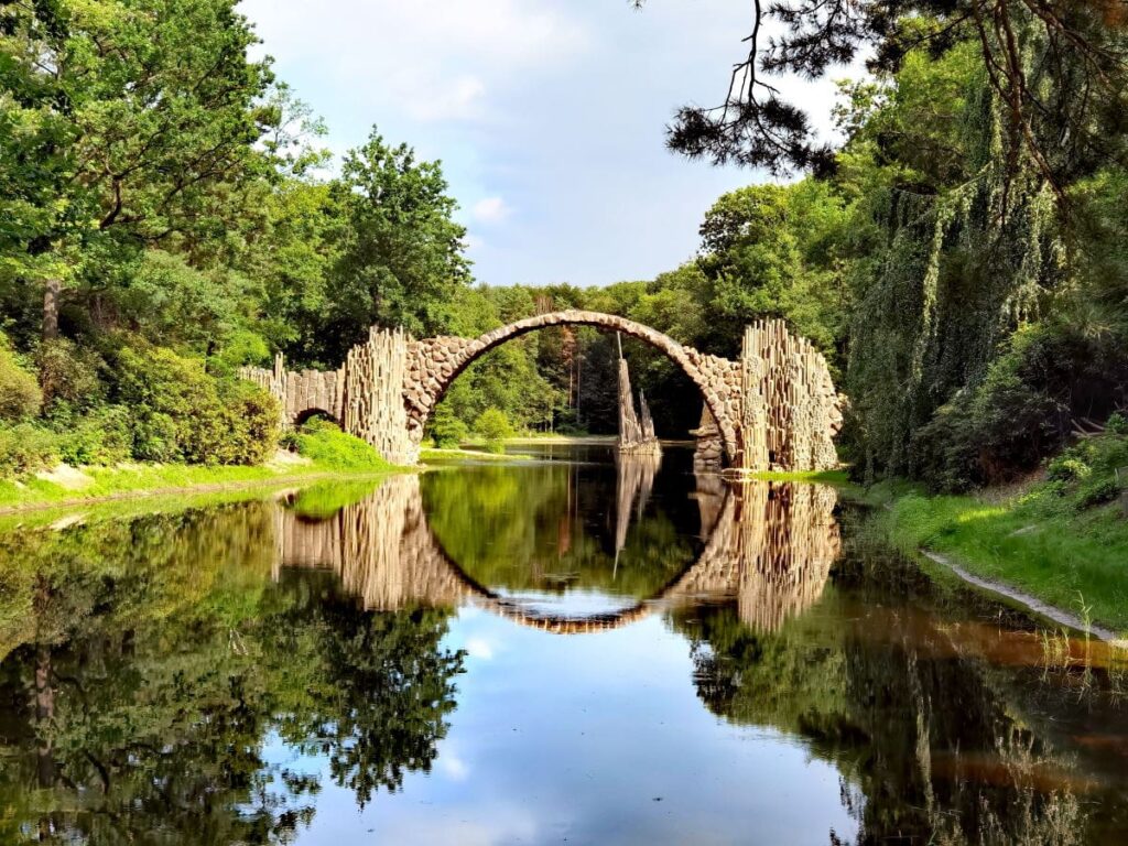 Ausflugsziele Sachsen mit Kindern: Die Rakotzbrücke im Kromlauer Park