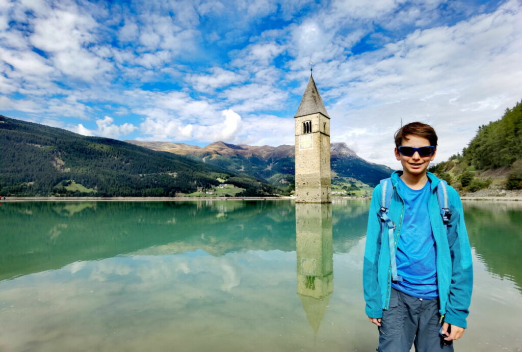 Ausflugsziele Südtirol mit Kindern - der Reschensee mit dem Kirchturm im See